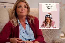 “Ik zou je lekker topless willen zien”: Goedele Liekens bundelt schunnige commentaren die ze krijgt in AI-schlagernummer