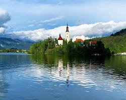 Lake Bled, Slovenia, with its iconic church and surrounding mountains 이미지