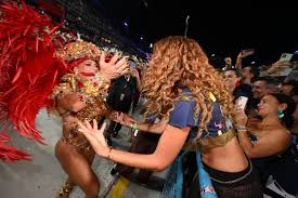 Gabriela Loran tieta Viviane Araujo na avenida durante Desfile das Campeãs