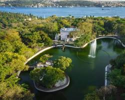 İstanbul Yıldız Sarayı Müzesi dış cephe ve bahçe görünümü resmi