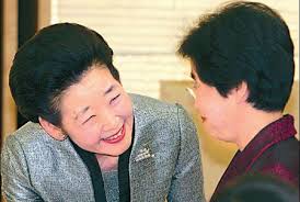 ... talks with Kiyoko Fukuda, wife of Japanese Prime Minister Yasuo Fukuda, ... - 0013729e454e098de52301