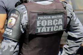 Caminhoneiro não baixa luz ao cruzar com viatura da Força Tática