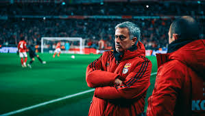 Benfica faces Estoril Praia tonight seeking to close 10-point gap to Porto, but recent momentum might shock the Eagles