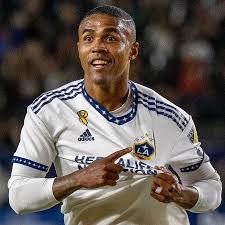 Douglas Costa é anunciado por clube da quarta divisão italiana