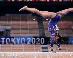 Hình ảnh về Simone Biles on the balance beam