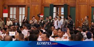 Keakraban Kapolri dan Panglima TNI Duet Nyanyi 