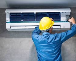 Imagem de Técnico instalando um ar condicionado split