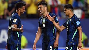 Danilo e Douglas Santos superam desconfiança e se firmam em meio a problemas nas laterais da Seleção