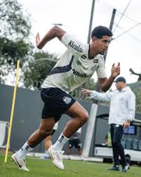 João Ananias desbanca veterano e se firma como titular da zaga do Santos