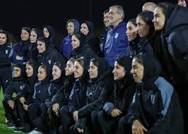 عکس یادگاری دختران فوتسالیست و دکتر پزشکیان
