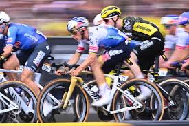 LIVE. Het liedje van Remco Evenepoel en co gaat (voorlopig) niet door: ploeg van sprinter Olav Kooij zorgt voor hergroepering