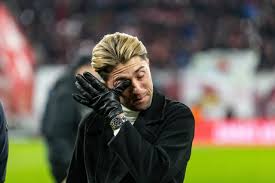 Nach dem Tod seines Bruders: Bundesliga-Star erklärt unter Tränen sein Karriereende