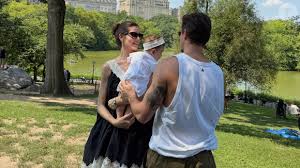Fotos: À la 'Bonequinha de Luxo': Camila Queiroz curte o verão em Nova York com vestido preto 'comfy' de renda creme por quase R$ 1,5 mil ao lado de Klebber Toledo em clique raro com a filha Clara, de 7 meses