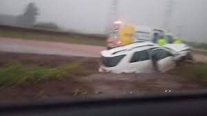 Caminhonete fica destruída após acidente no Contorno Oeste