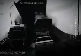 Imagens mostram queda de caminhão vista de dentro da cabine durante desabamento da ponte JK; VÍDEO
