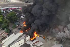 Incêndio em galpão no Rio espalha fumaça em bairros e na avenida Brasil