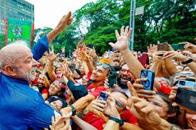 Lula aposta nos jovens e promete 'Pé-de-Meia' universitário