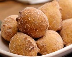 Fritando os bolinhos para bolinho de chuva