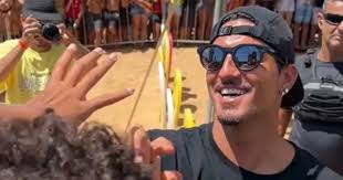 Em Guarapari, Medina faz a festa de fãs e celebra volta ao Circuito Mundial de Surfe