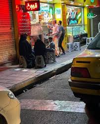 عکس | داماد شهید رهبری دکتر مصباح الهدی باقری به همراه همسر و فرزندانشان در کنار آبمیوه فروشی خیابان کارگر