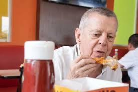 César Bono sufre susto tras atragantarse con comida