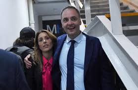 Adorni contra las cuerdas: el vuelo de ida a Punta del Este lo pagó una productora vinculada al Estado