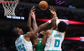 Hornets e Mavericks seguem rumos opostos antes da revanche.