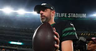 Rodgers Flips Off TMZ! Why the NFL Star Hates the Paparazzi - Imagen ilustrativa del artículo