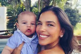 Mariana Rios esbanja fofura ao usar look combinando com o filho