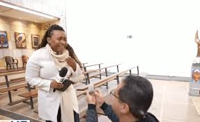 Repórter da TV Globo é surpreendida com pedido de casamento ao vivo