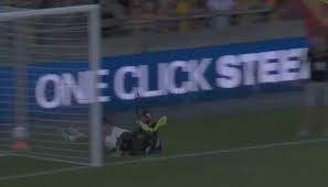 Stunt bij Go Ahead Eagles gaat mis: skydiver vliegt keihard in de boarding
