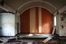 Résultat de recherche d'images pour "horrific haunted houses abandoned"