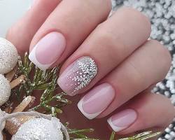Изображение: Новогодний френч маникюр