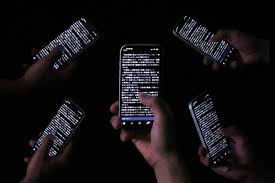 「スマホ農場」でつくる閲覧数 SNS時代の「正義」に現実が揺らぐ [AIの時代]