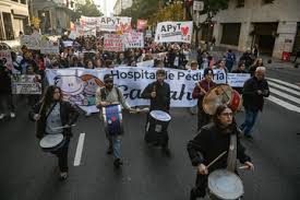Hospital Garrahan: Paro, Reclamos Salariales y Tensión con el Gobierno - Imagen principal del artículo