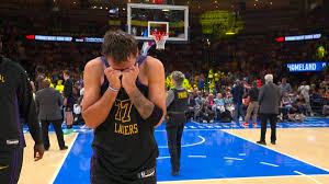 Luka Dončić leaves game with injury to left hamstring