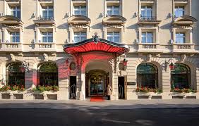 Le Royal Monceau: El búnker de lujo donde se fraguó el posible romance entre Mbappé y Ester Expósito