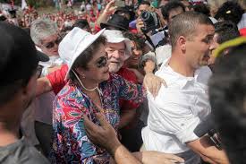 Resultado de imagem para presidente lula mergulha no rio são francisco em monteiro, paraiba