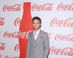 Изображение: Maciej Musiał czerwony dywan garnitur