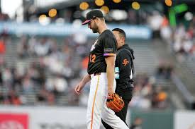 Giants overcome apparent injury to Adrian Houser to defeat Reds