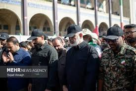 ببینید | حضور سردار وحیدی در صف اول نماز