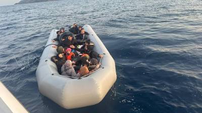 Çanakkale açıklarındaki lastik botta 24 düzensiz göçmen yakalandı - Son Dakika Haberleri