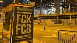 La Curva y los radicales del Espanyol calientan el derbi contra el Barça: 200 carteles y cánticos contra Joan García