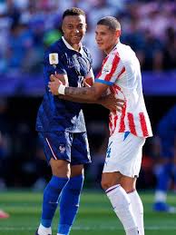 Paraguaio revela provocação de Mbappé em jogo: 'Quer me dar um beijo?'