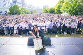 絢香、10年ぶり大阪凱旋フリーライブに7000人集結 デビュー20周年記念 新曲「OK！GO！」をライブ初披露も