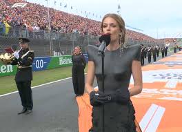 Davina Michelle zingt zuiver Wilhelmus voor koning Willem-Alexander bij laatste Dutch GP