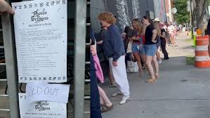 Fans gather outside Barrelhouse Ballroom in Chattanooga for pop-up Phoebe Bridgers concert
