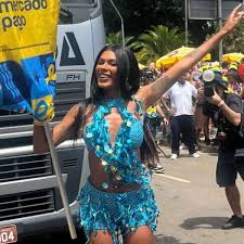 'O amor sorriu pra mim e eu sorri pro amor': Pocah assume novo romance no carnaval