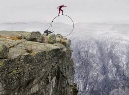 무서운이야기 - [고소공포증 주의]아찔한 순간 : images?q=tbn:ANd9GcQQkrzQ42RIkgJOJ9eSHb6