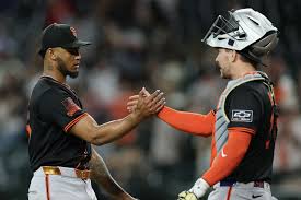 Giants celebrate extra-inning win